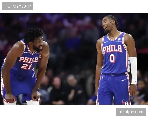 乔尔·恩比德把一只表戴得比我家客厅还值钱，这感觉让我不甘心