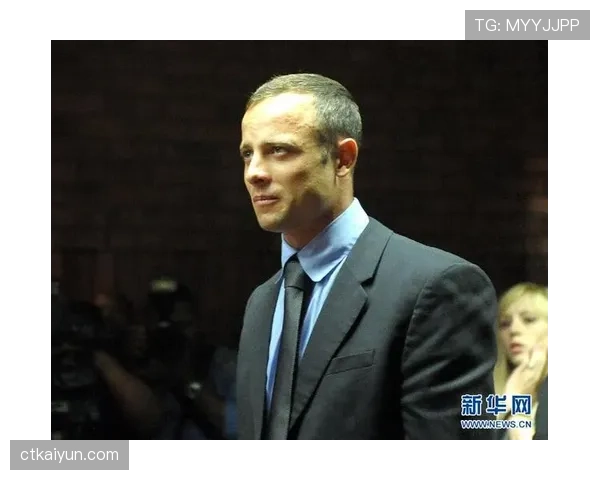 奥斯卡·皮斯托瑞斯家里装了三套假肢，一套跑步用，一套洗澡用，还有一套……专门配西装